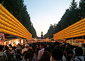 靖国神社みたま祭りの参道