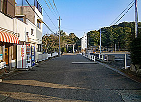 鬪鶏神社参道