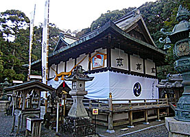 鬪鶏神社拝殿近景左より