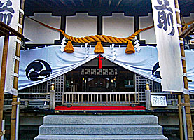 鬪鶏神社拝所