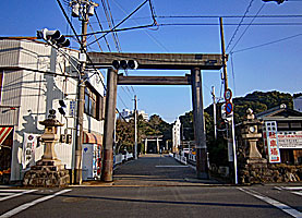 鬪鶏神社参道入口