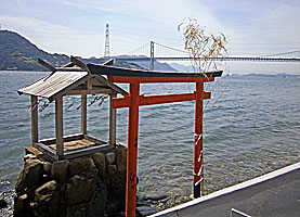 赤間神宮平家の一杯水全景と関門橋